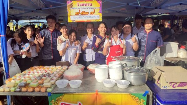 วันที่ 7 กรกฎาคม 2568 วิทยาลัยเทคโนโลยีอินเตอร์พัฒนศาสตร์ จัดโรงทานขนมจีนน้ำยา เครื่องดื่มและของว่าง ในงานรำบวงสรวงพญาศรีสัตนาคราช ประจำปี 2568 ณ บริเวณลานพญาศรีสัตนาคราช อำเภอเมืองนครพนม จังหวัดนครพนม
